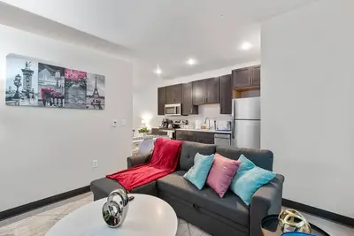 Image de Lavish 1br at Historic Journal Sentinel / 65\" Tv