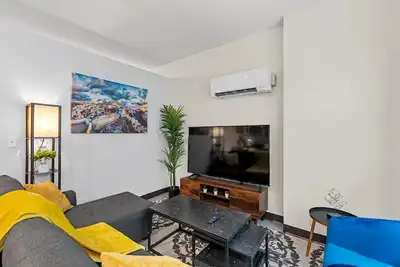 Image de Designer Luxe 1br in Historic West Town/Fast Wi-Fi