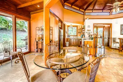 Image de Stunning home in the jungle with hot tub, balcony, grill, & W\/D - snowbirds Ok