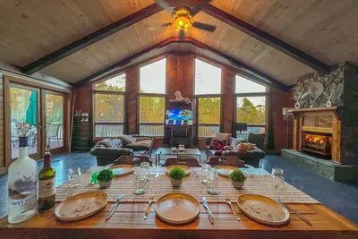 Image de Newly Renovated Luxury Chalet w/ 6p Hot Tub, Game Room, and Fireplace