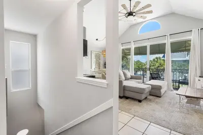 Image de Cozy, Top Floor Rental in Destin | Steps to Beach