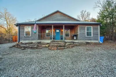 Image de The Triple Nickel Eufaula · Cozy Eufaula Cabin | Hot Tub & Fire Pit Retreat