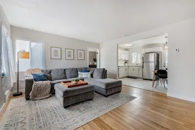 Image de 30+ Day, Pet Friendly, King-Size Bed - 15 Min to Downtown!