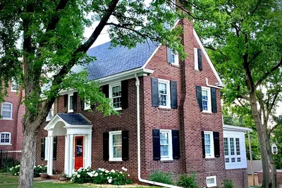 Image de Historic Brick Colonial w/Amazing Kitchen- Close to downtown