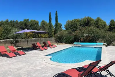 Image de « La villa rouge Luberon »Proche Roussillon avec vue, clim et piscine chauffée