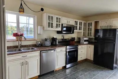 Image de Pictured Rocks, snowmobiling, ice caves, cross-country skiing, waterfalls, more!