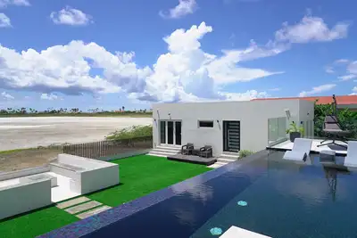 Image de Large, Modern apartment with pool in exclusive Malmok/Arashi area, near beach.