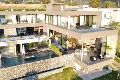 Image de Contemporary House In Gated Community Overlooking The Dam