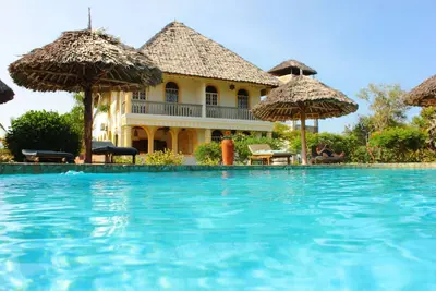 Villa Sarabi - Cozy house for 8 people, 4 minutes to the beach with cook