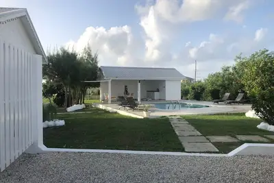 Image de Spacious and quiet home w/pool - 5 minutes to the beach