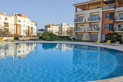 Image de Modern & Spacious Flat with Pool close to Oura