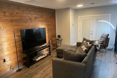 Image de Conveniently Located and Modernly Stylish. Close to fairgrounds and Gvmc