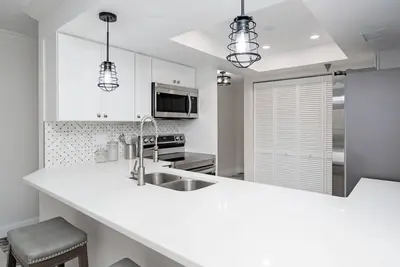 Image de Gorgeous 2 Bedroom Condo w/ hot tub--- 5 Minutes from the Beach