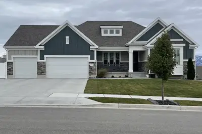 Image de Newly finished basement apartment with private patio.