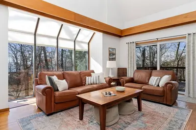 Image de Cozy chalet w/ king beds, fireplace, and hot tub. Close to hiking! Dog-friendly!