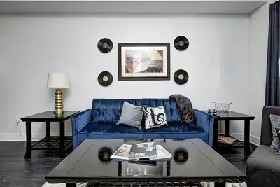 Image de Sleeps 6 comfortably: 3 stylish bedrooms with plush bedding and blackout curtains. <br>Music-themed decor: curated vinyls, vintage instruments, and artwork. This short-term rental features bold décor, modern amenities, and walkable access to