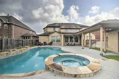 Image de \"Luxurious 3-Bedroom Mansion with Heavenly Heated Pool and Jacuzzi Retreat\"