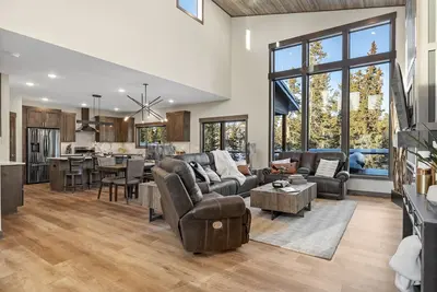 Image de Luxurious cabin with outdoor pool access, paved roads, oversized garage