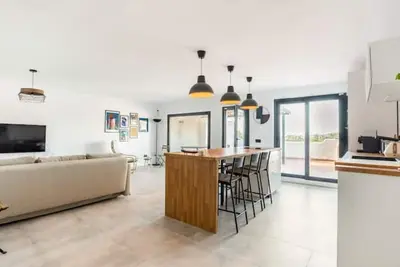 Image de Apt moderne et spacieux a/ piscine et 2 terrasses!