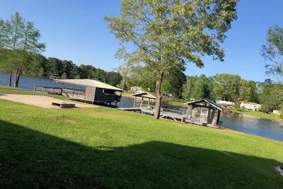 Image de Lake front home in secluded neighborhood mins away f/ boat launch and amenities.