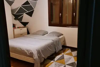 Image de Maison Chaleureuse avec Jardin et Parking