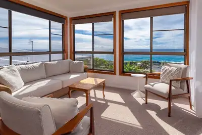 Image de Incredible ocean views over One Mile Beach, relax with room for everyone.