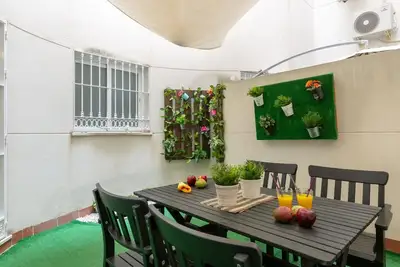 Image de Charmant Appartement au Cœur de Malaga avec Cour Privée - Del Parque Flats Peña