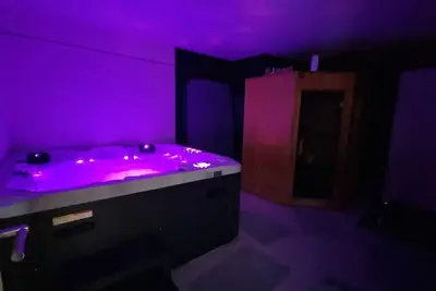 Image de Spacious House With Jacuzzi And Sauna
