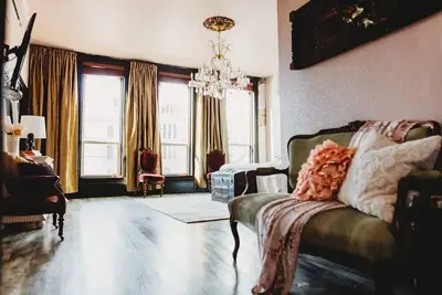 Image de Spacious and Elegant Condo in Downtown Hillsboro