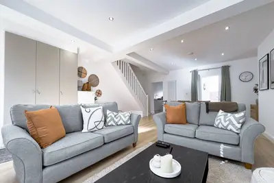 Image de Spacious & Private 3 Br Home Steps From the Beach