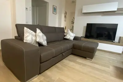 Image de Modern sunny apartment within minutes from shops &beach with parking for 2 cars