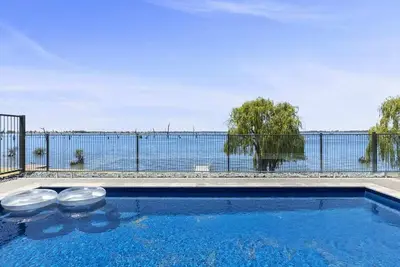 Image de New: Elements on the Waters Edge, Woodlands
