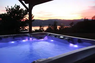 Image de Gîte 10 pers avec Spa Vue Lac au calme