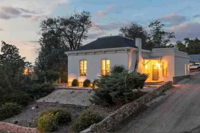 Image de The Cottage-Historical Home Valley Views! (S)