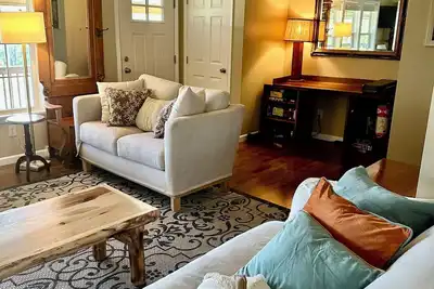 Image de Charming tranquil farm getaway w/ private lake, fishing, river. 2 pets free.