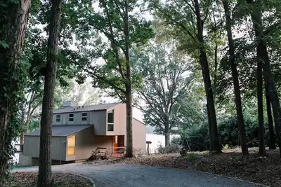 Image de Mid-Century Modern Lake House with Pool!