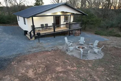 Image de 2 Bed Mountainside Cabin w/ Hot Tub 15 min to Mena