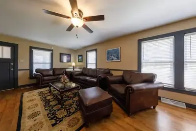 Image de Pany's hop-skip-jump to campus - downtown-trails