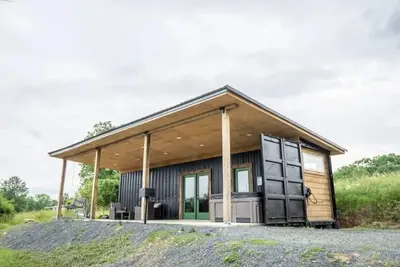 Image de Secluded Backcountry Container|Hot Tub & King Bed