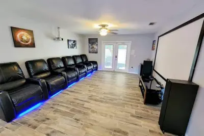 Image de 🏡 3 Bed, 2. 5 Bath | Heated Pool, Jacuzzi & Sauna! Tampa, Fl