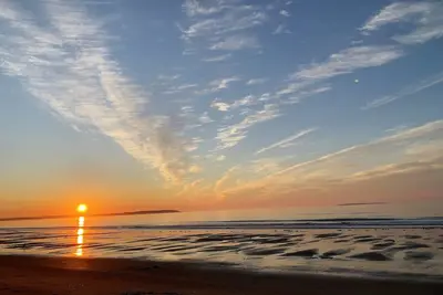 Image de Booking 2025 summer weekly's now! Sleeps 10, steps from beach & 4 miles to Oob!