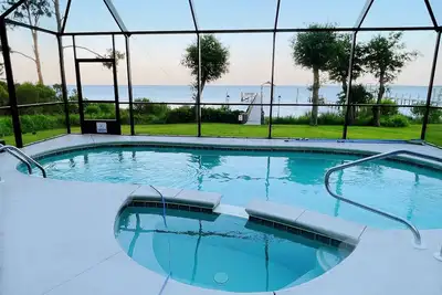 Image de Lily’s Escaped, Private screen cover pool, fishing dock,
