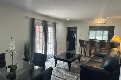 Image de Private 4 Bdrm- 3 Bths house, 5 Miles from Downtown  #4 ❤️