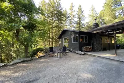 Image de \"Camp Caz\" Russian River Cabin With Outdoor Tub And Fireplace