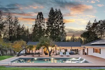 Image de Green Hill Retreat w/ Pool, Hot Tub, Orchard & Bbq