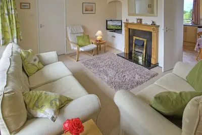 Image de Bright, sunny cottage with garden to three sides & overlooking fields