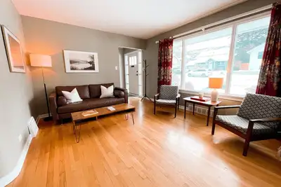 Image de Cozy Character Home in Downtown: Private Garden, Kitchen, W/D, Den