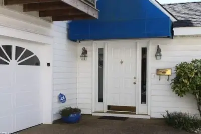 Image de Wave and Sea - North End home with an elevator - just steps to the beach!