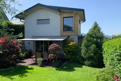 Image de Idyllic little house in the Salzkammergut with a direct view of the Schafberg