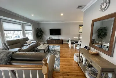 Image de Updated top level apartment - modern design with open floor plan